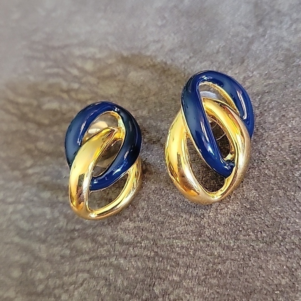 VTG NAPIER 1980s Navy Blue Enamel Interlocking Oval Baddie Post Earrings - Picture 2 of 6
